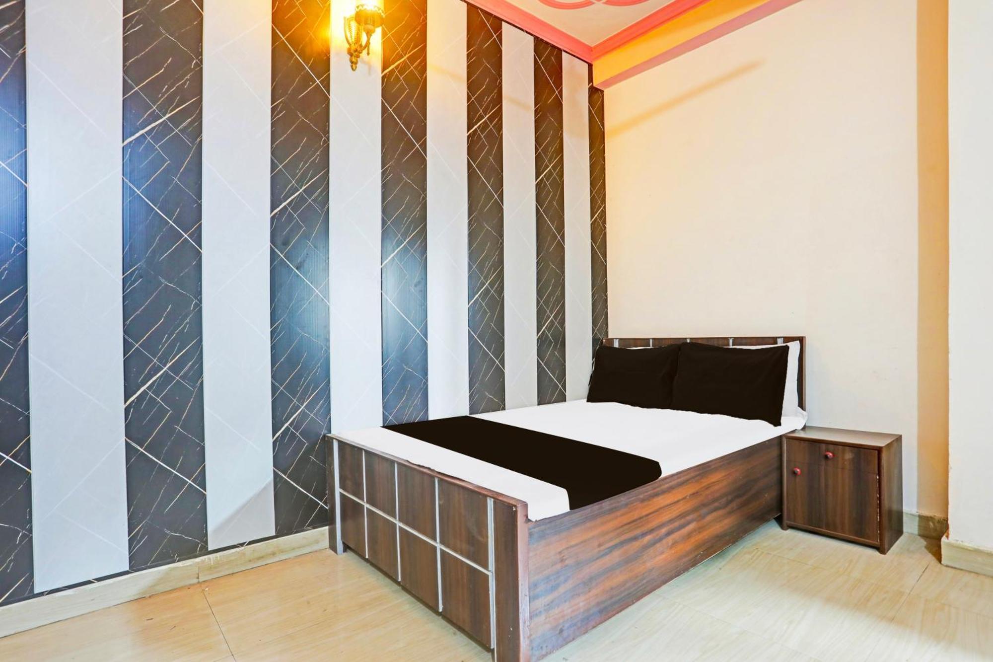 Hotel O Arvi Guest House Varanasi Esterno foto