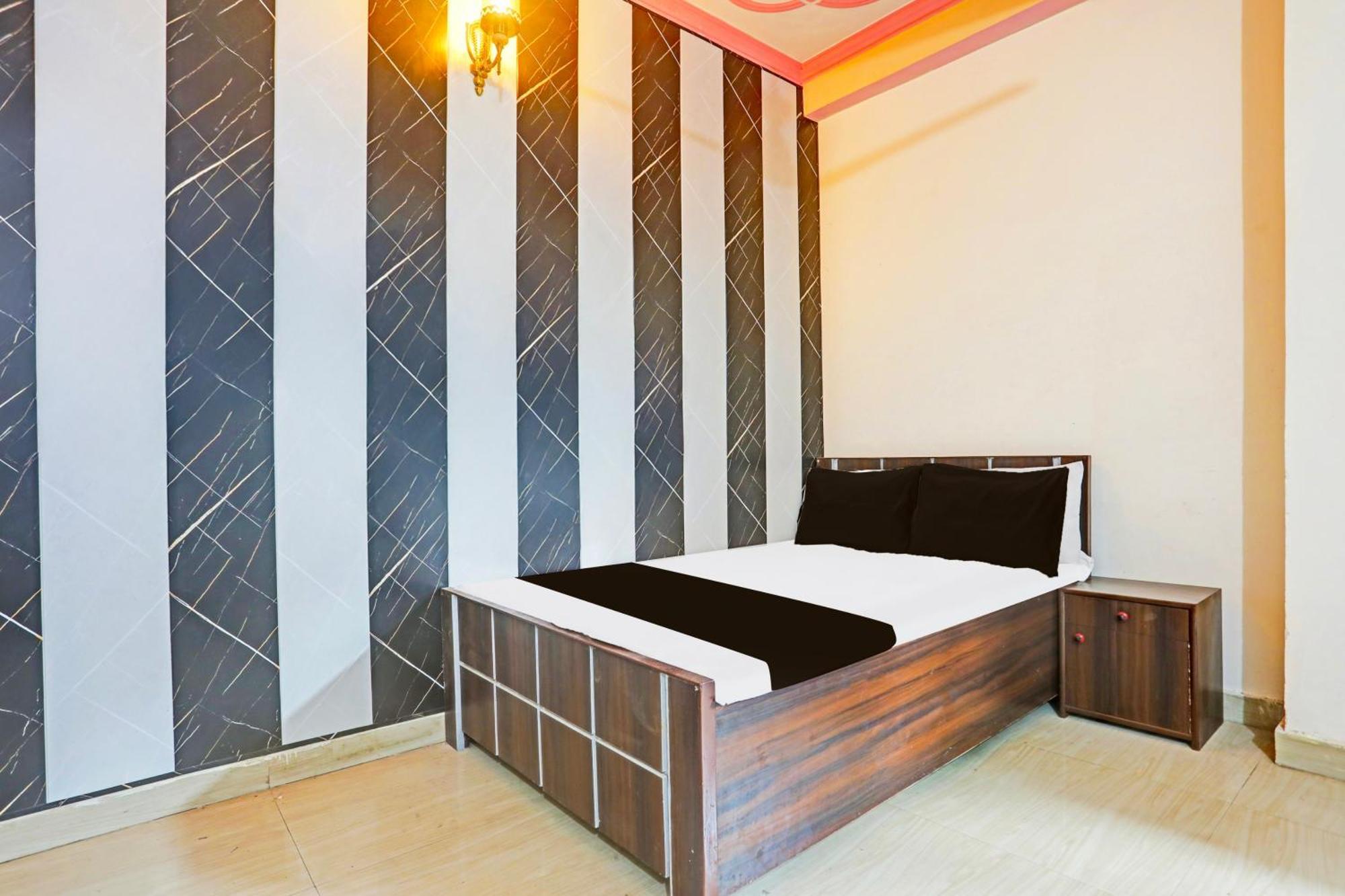Hotel O Arvi Guest House Varanasi Esterno foto