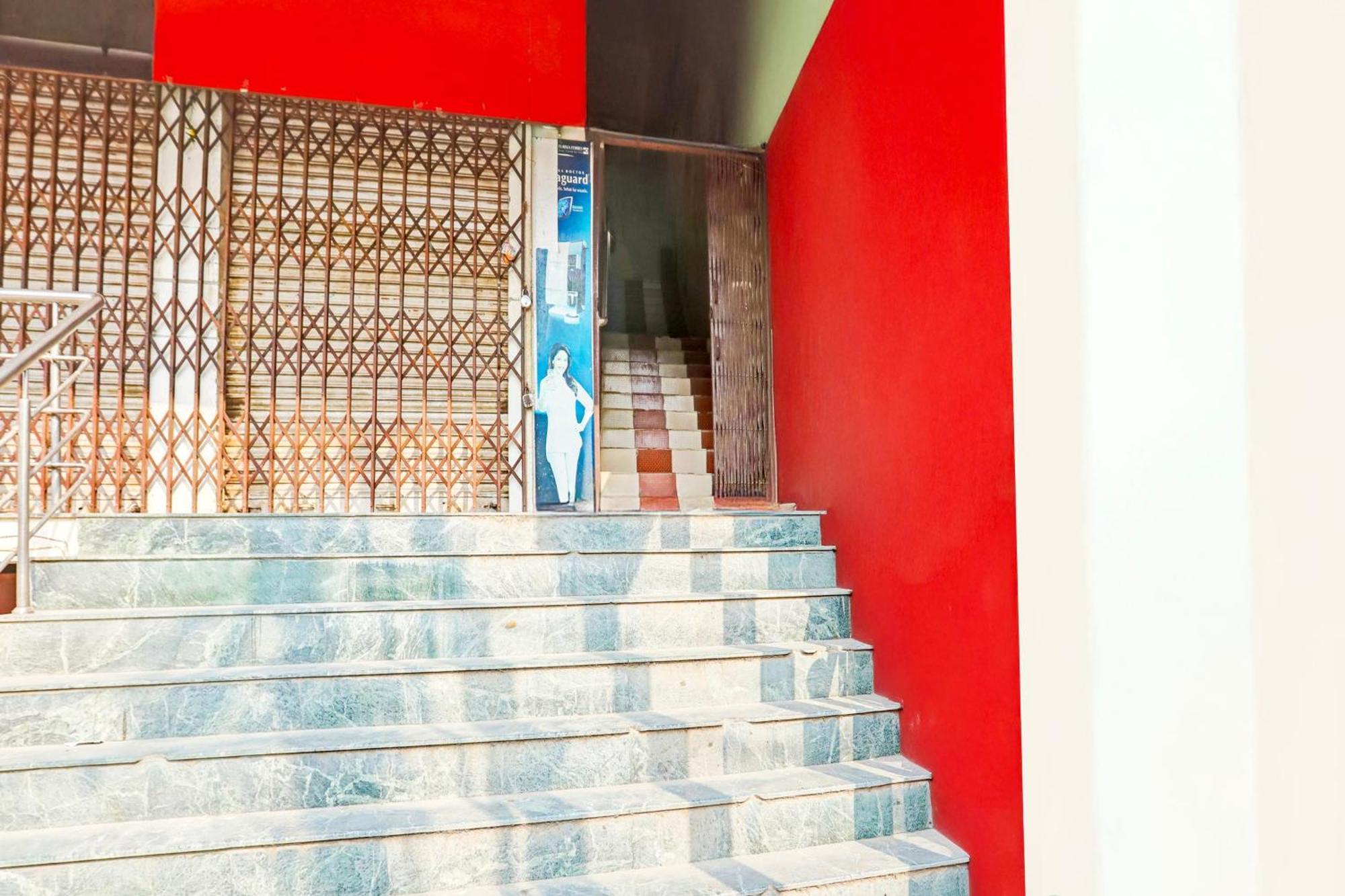 Hotel O Arvi Guest House Varanasi Esterno foto